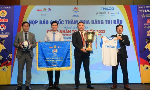 Lễ bốc thăm chia bảng Giải vô địch bóng đá công nhân toàn quốc 2023 diễn ra sáng 31.8 tại TPHCM. Ảnh: Định Quang