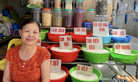 Một số cửa hàng kinh doanh nhỏ lẻ vẫn đang duy trì giá gạo ổn định. Trong ảnh là cửa hàng bà Ngô Thị Thanh, tại quận Nam Từ Liêm - Hà Nội. Ảnh: Thùy Linh