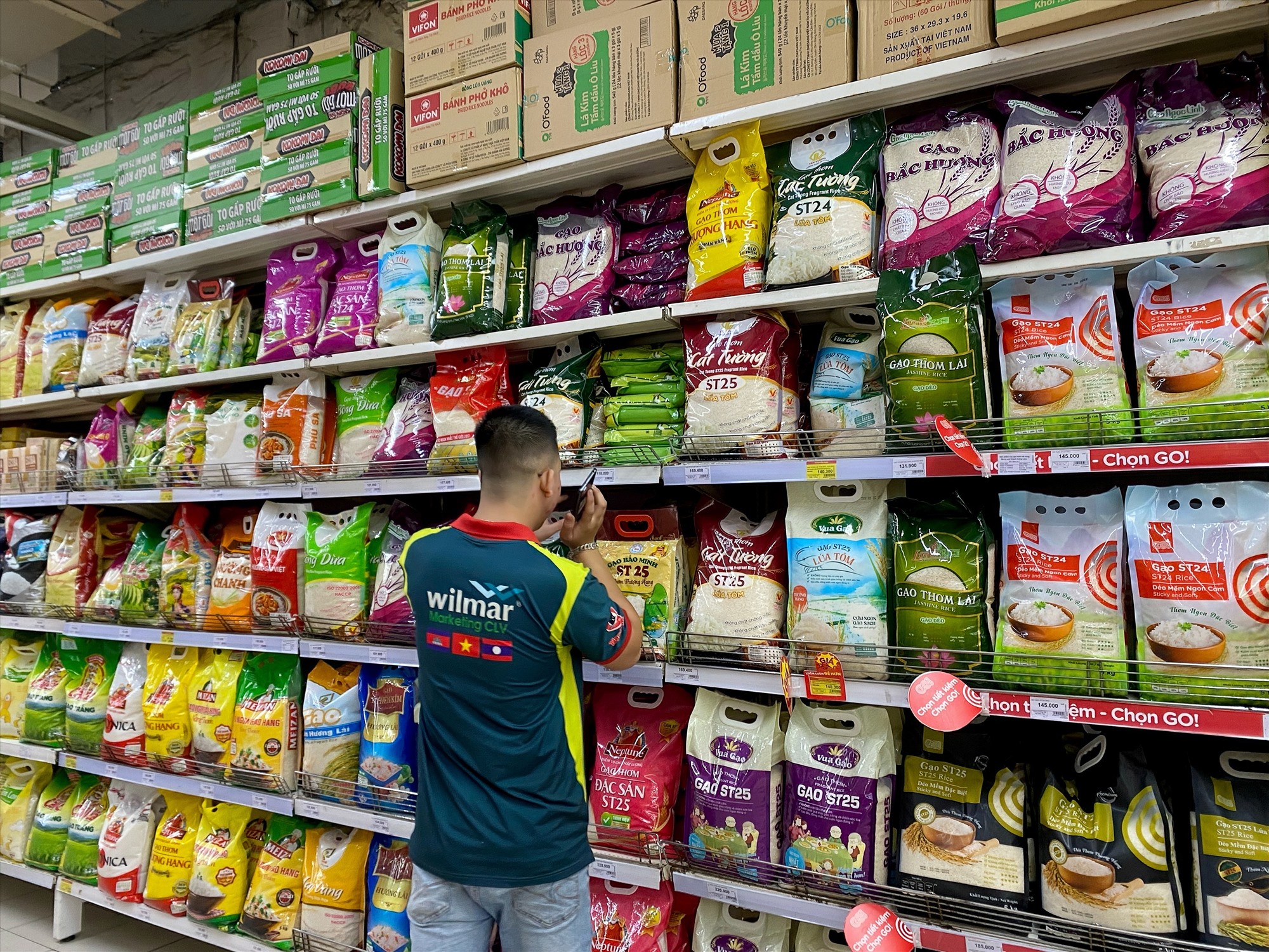 Giá gạo bán lẻ vẫn duy trì ở ổn định, nhiều loại gạo được bày bán đáp ứng nhu cầu người tiêu dùng. Ảnh: Thùy Linh