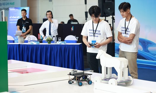 Các đội thi tham gia thi đấu Robocon trong Chương trình Samsung Innovation Campus - 1 trong số các chương trình CSR tiêu biểu của Samsung. Ảnh: Quỳnh Chi. 