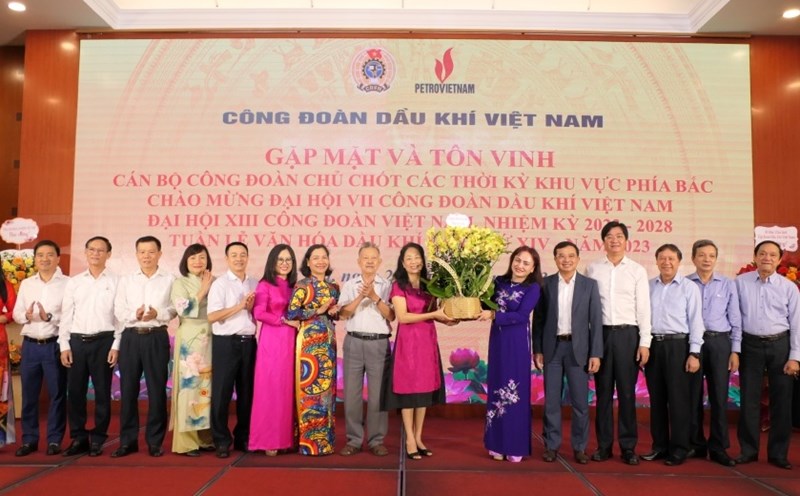 Lãnh đạo Tập đoàn Dầu khí Việt Nam và lãnh đạo Công đoàn Dầu khí Việt Nam tri ân cán bộ Công đoàn chủ chốt qua các thời kỳ khu vực phía Bắc. Ảnh: Minh Đức