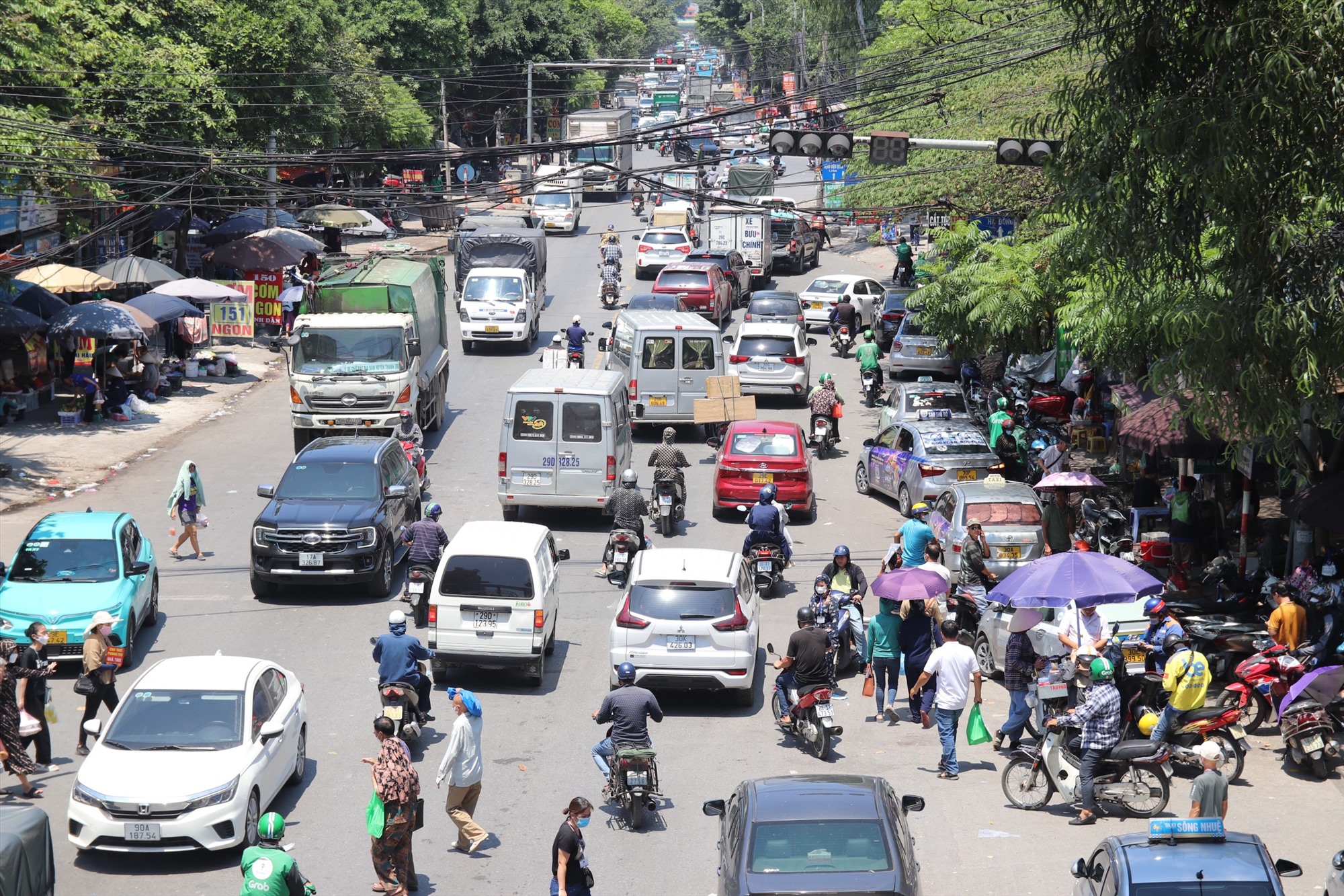 Phải đến 11h40, các phương tiện đang lưu thông trên đường Phan Trọng Tuệ (Thanh Trì, Hà Nội) mới có thể dần di chuyển