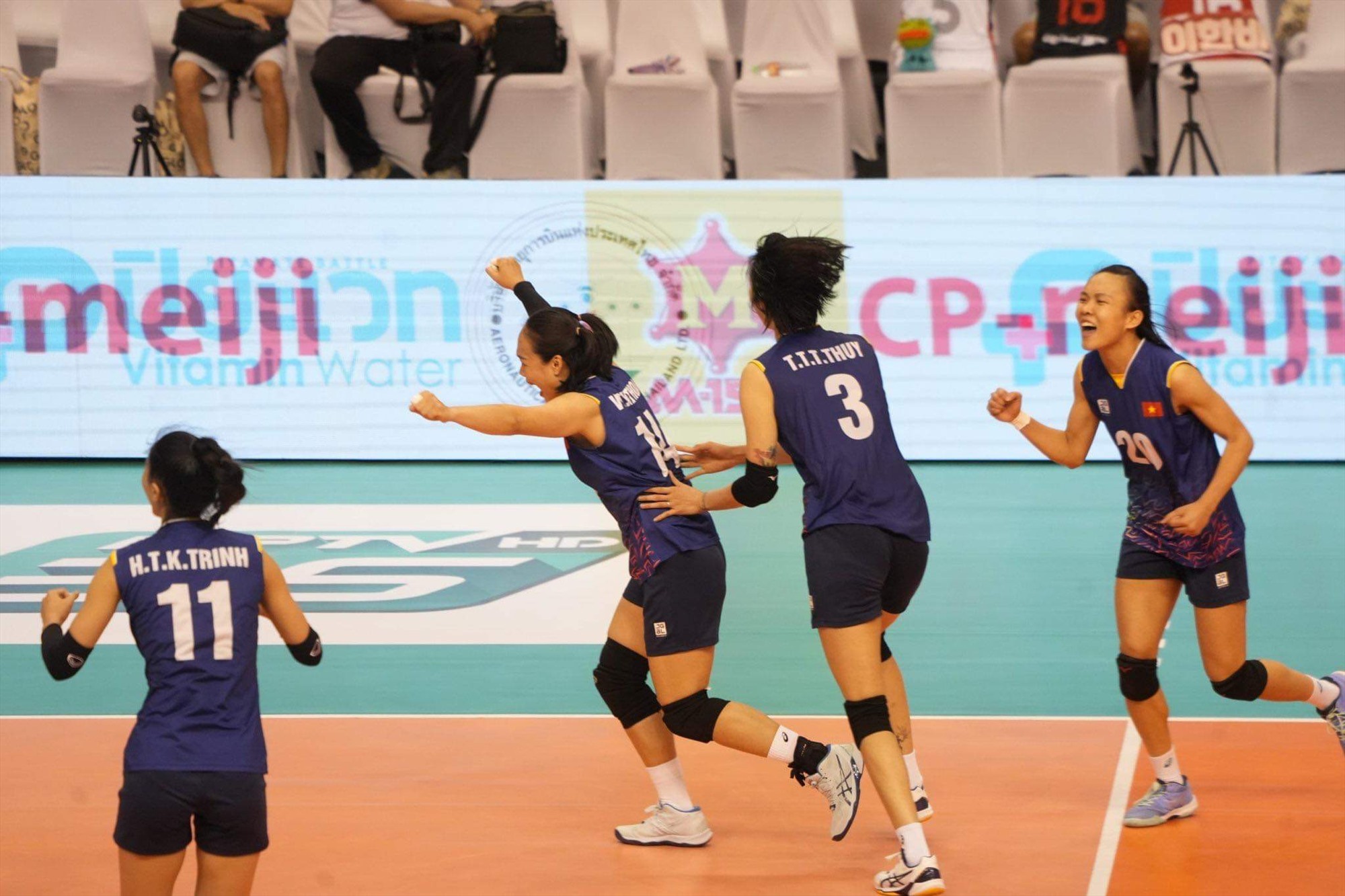 Niềm vui của tuyển bóng chuyền nữ Việt Nam. Ảnh: VFV