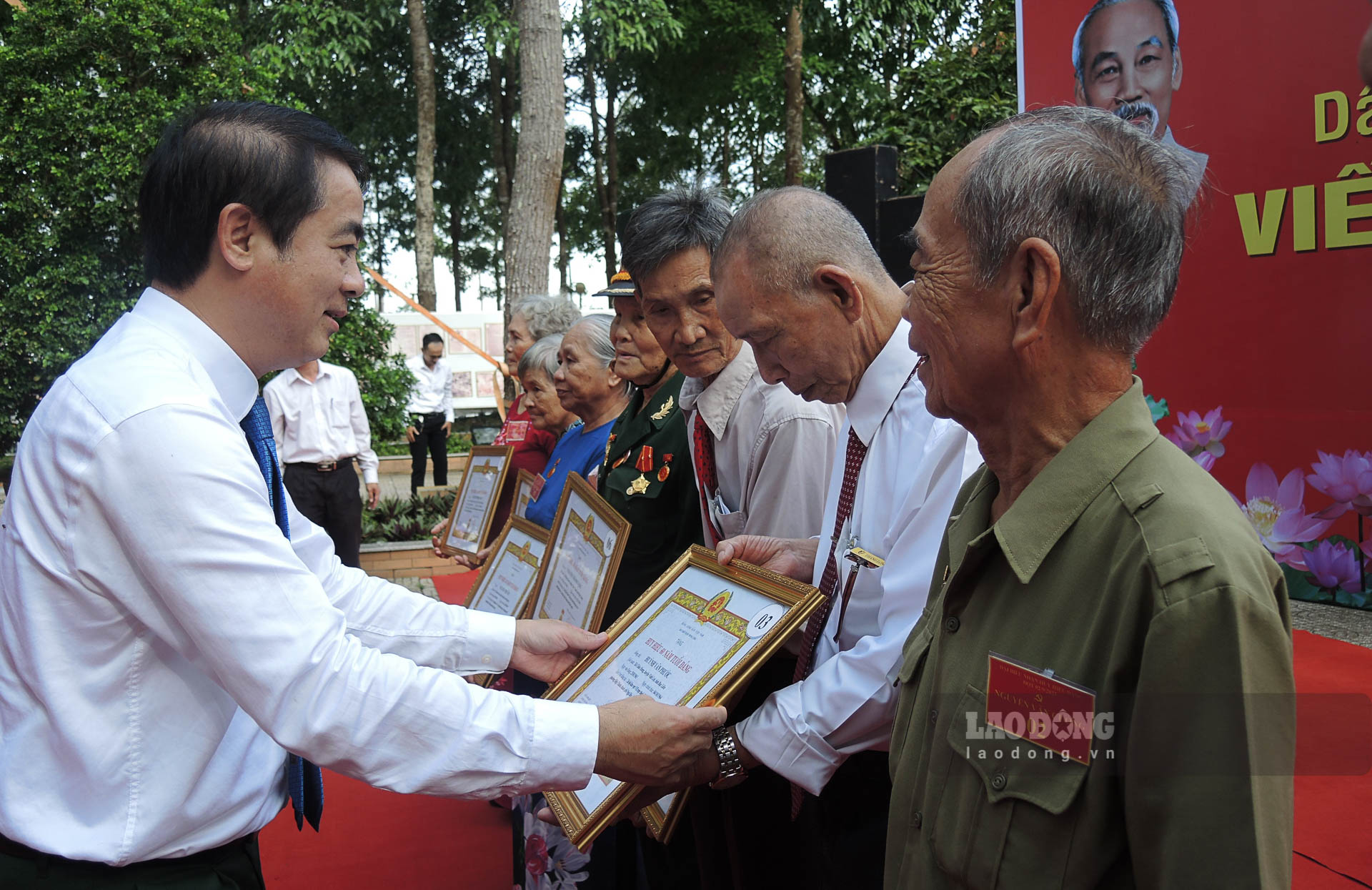Lãnh đạo Tỉnh ủy Hậu Giang trao tặng huy hiệu Đảng cho đảng viên cao niên tuổi Đảng. Ảnh: Phương Anh