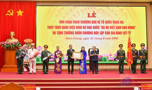 Đảng bộ, chính quyền, nhân dân và lực lượng vũ trang tỉnh Kiên Giang đón nhận Huân chương Bảo vệ Tổ quốc hạng ba. Ảnh: Phương Vũ