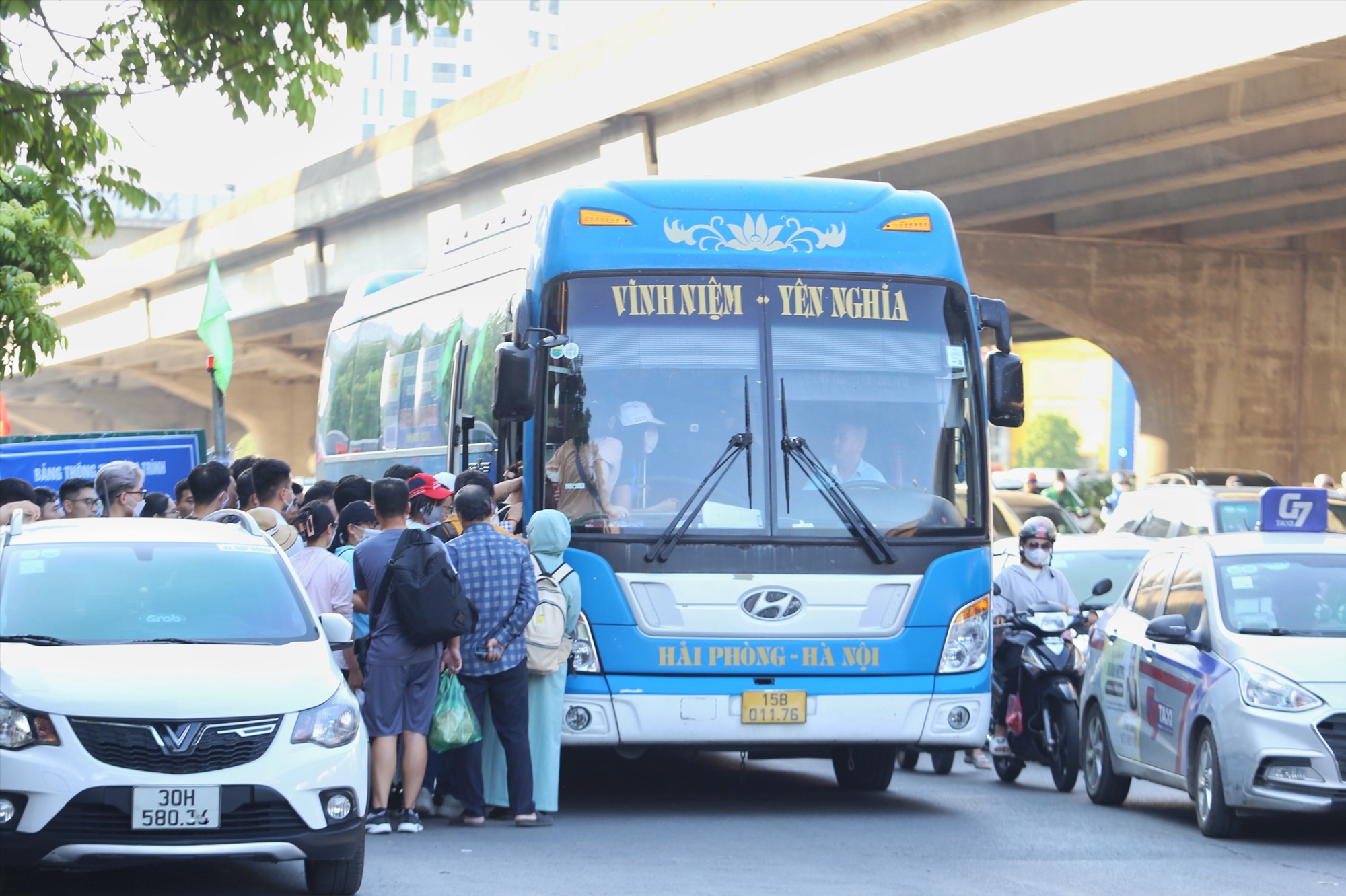Trên đường Nguyễn Xiển, đặc biệt gần nút giao Nguyễn Xiển - Nguyễn Trãi, rất nhiều xe khách, xe hợp đồng dừng đỗ đón khách, là một trong những nguyên nhân gây ùn tắc cục bộ.