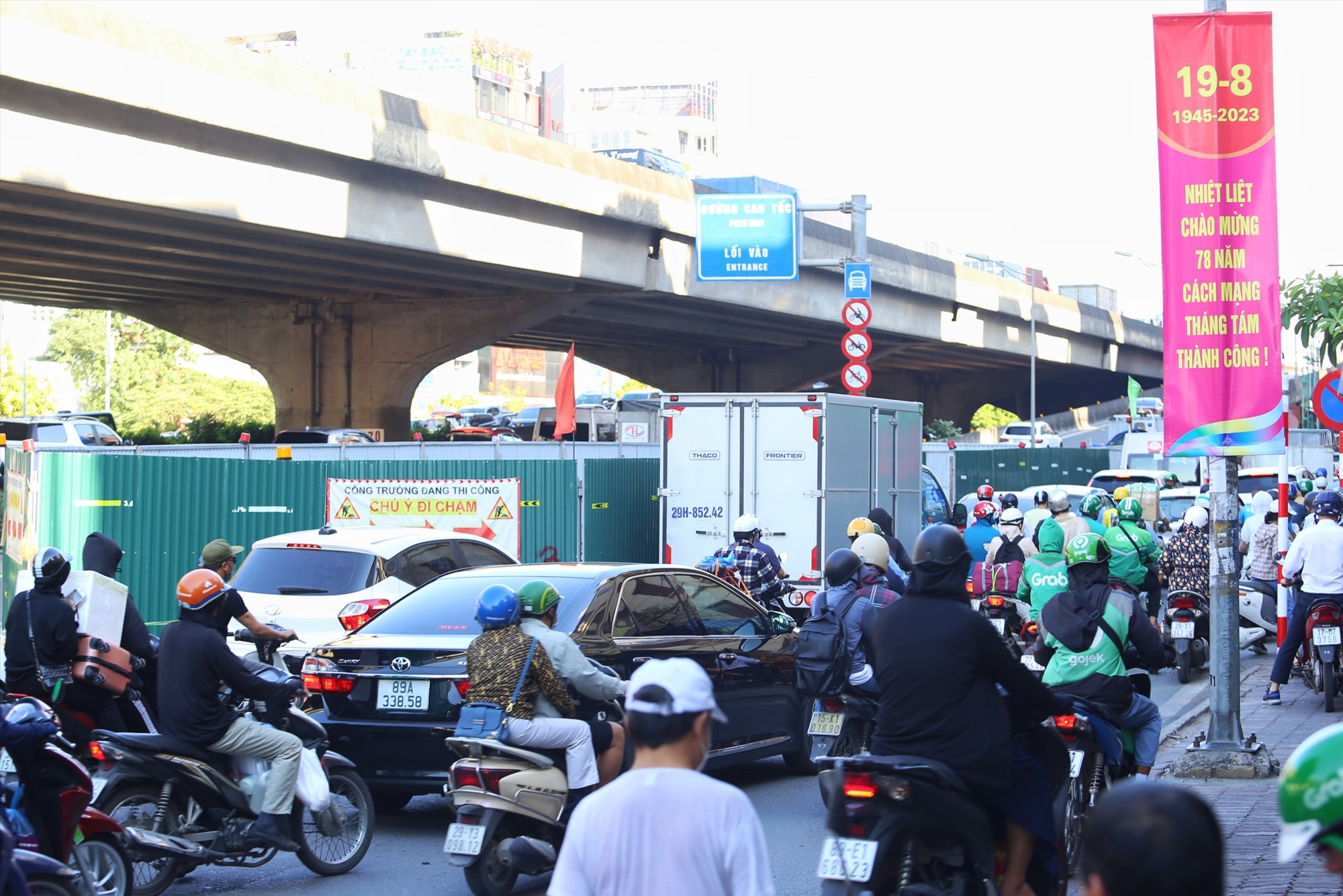Người và phương tiện di chuyển khó khăn qua hàng loạt lô cốt trên đường Nguyễn Xiển.