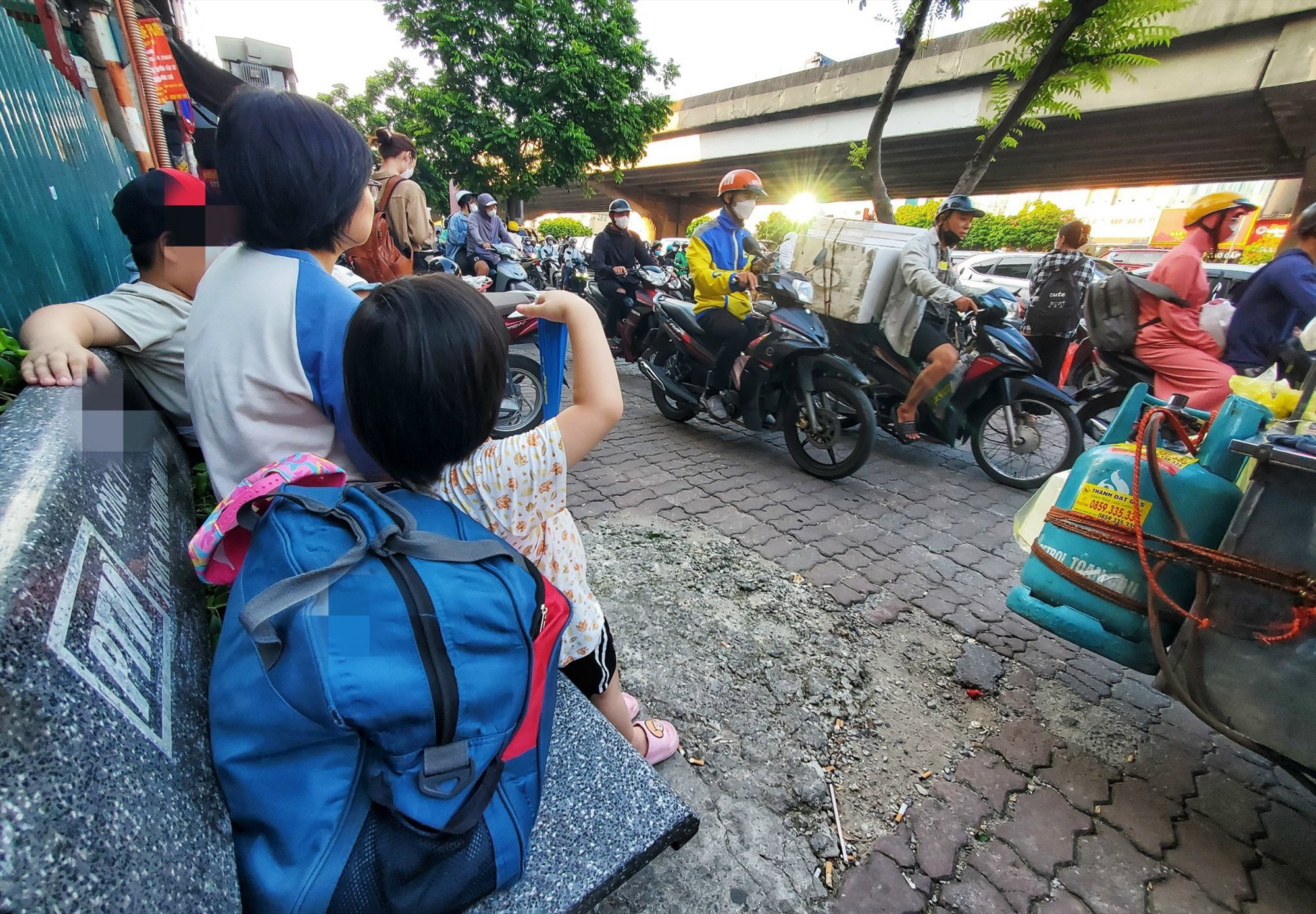 Người dân chờ xe khách trên đường Nguyễn Xiển.