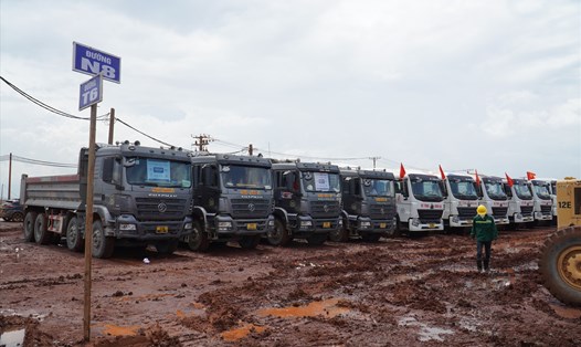 Dàn máy móc xe tải hùng hậu tại dự án sân bay Long Thành. Ảnh: Chiến Phúc