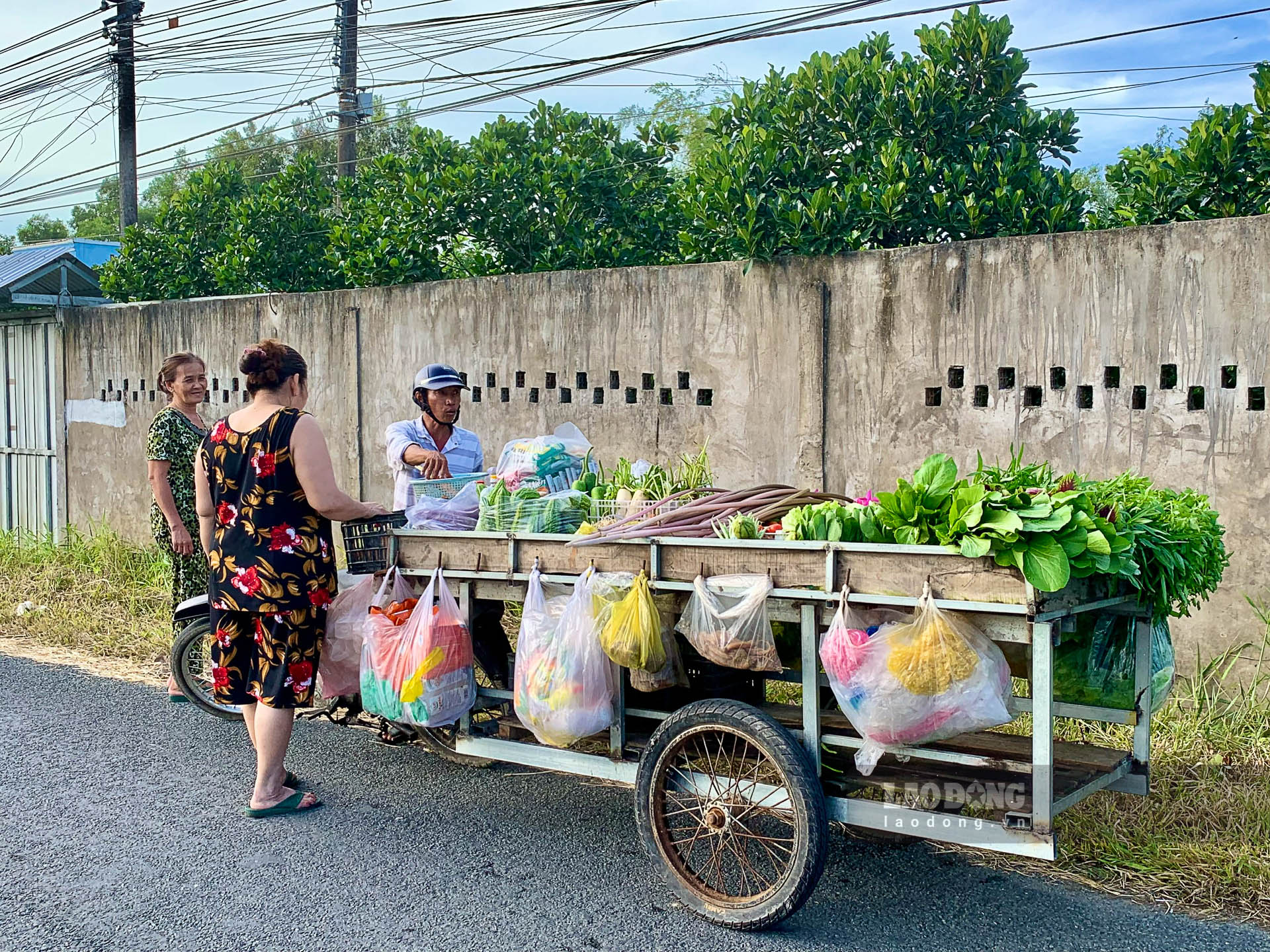 Chợ quê “di động” phục vụ kịp thời nhu cầu mua sắm của bà con. Ảnh: Phương Anh