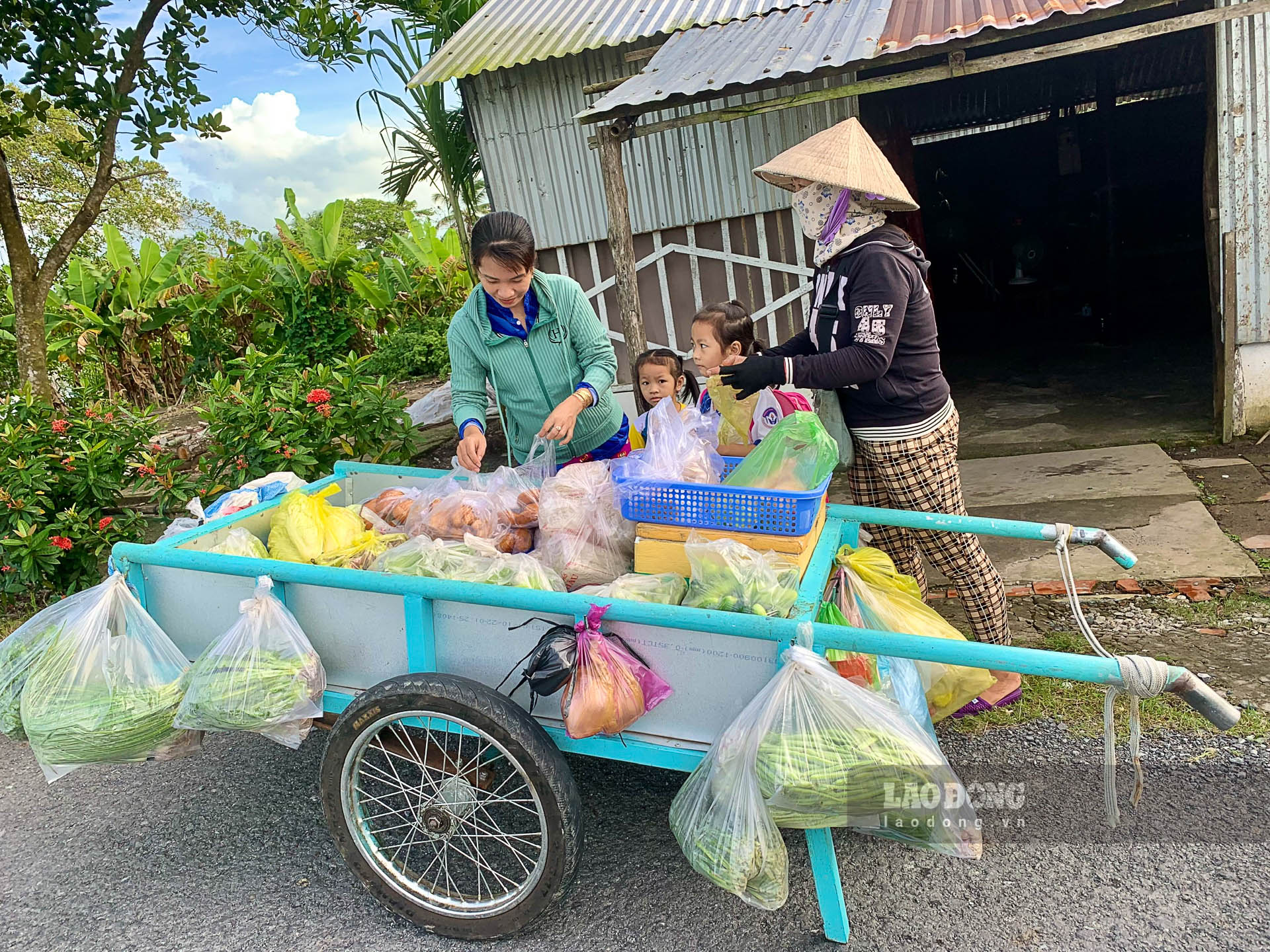 Chiếc xe đẩy với đầy đủ thực phẩm giúp chị Mai Thị Hồng Nhung (Mỹ Thuận, Mỹ Tú, Sóc Trăng) có thu nhập vài trăm ngàn đồng mỗi ngày. Ảnh: Phương Anh
