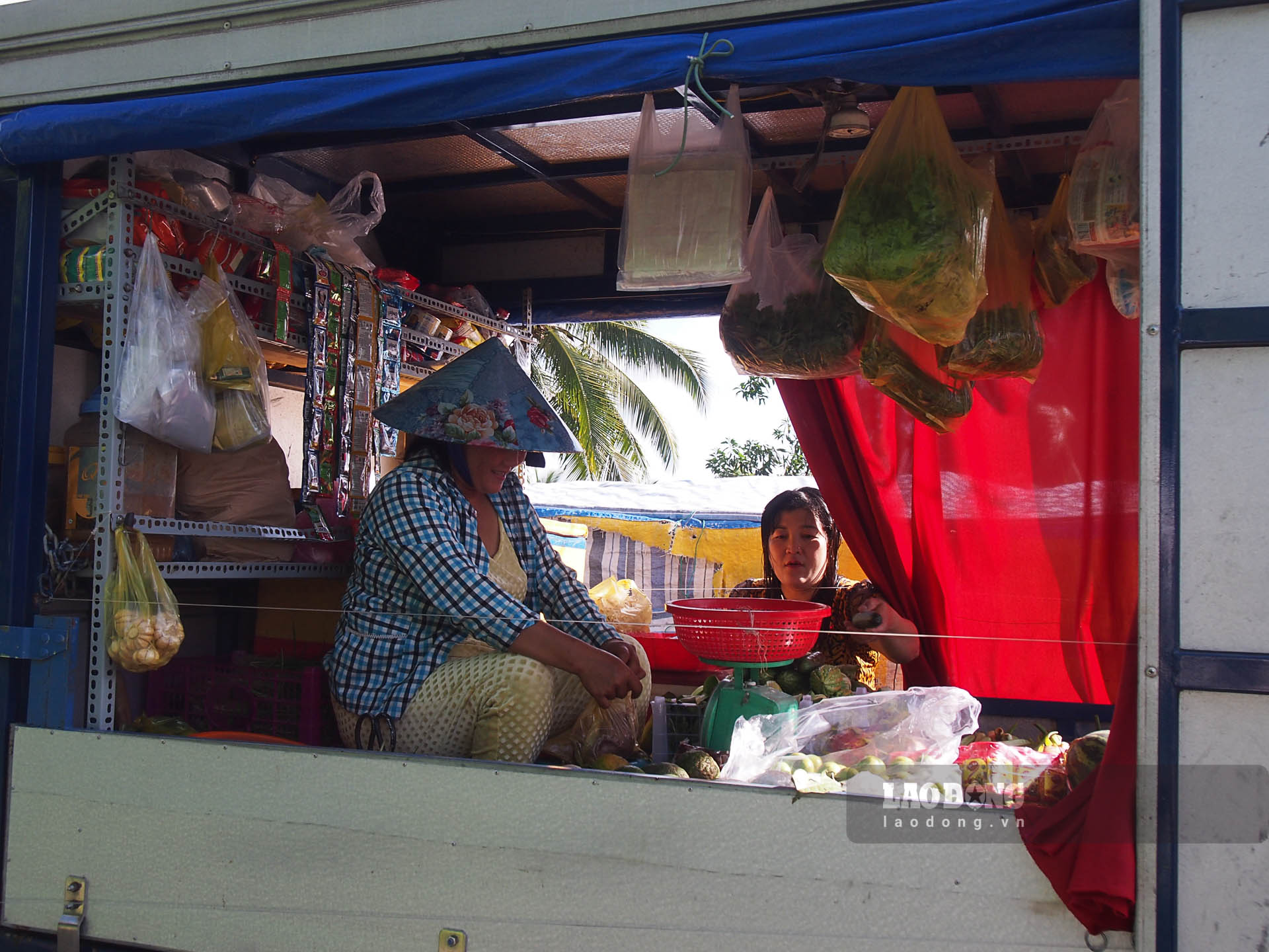 Những chợ quê “di động” đi khắp các nẻo đường nông thôn ở miền Tây. Ảnh: Phương Anh