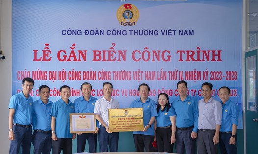 Công đoàn Công Thương Việt Nam trao Quyết định công nhận và gắn biển Công trình “Cụm công trình phúc lợi cho người lao động - Chi nhánh Bình Dương”. Ảnh: Xuân Tùng