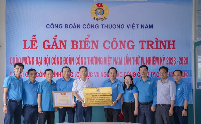 Công đoàn Công Thương Việt Nam trao Quyết định công nhận và gắn biển Công trình “Cụm công trình phúc lợi cho người lao động - Chi nhánh Bình Dương”. Ảnh: Xuân Tùng
