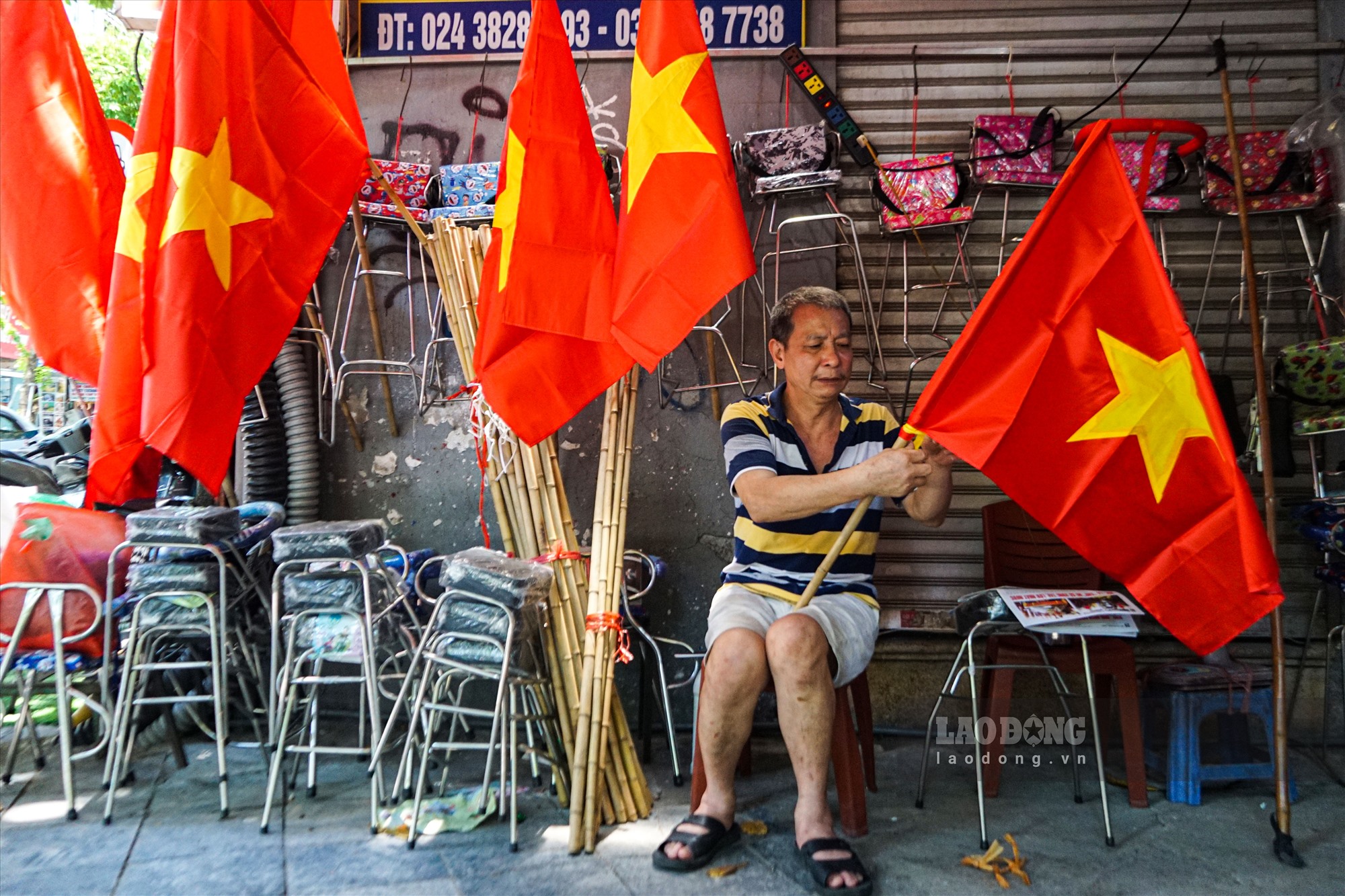 Những ngày này, việc kinh doanh, buôn bán cờ khá thuận lợi. Theo một số tiểu thương tại phố cổ Hà Nội. Mỗi lá cờ kèm cọc tre bám được giá từ 40 - 50 nghìn đồng. Giá có cao hơn so với ngày thương nhưng mặt hàng này vẫn rất đắt khách.