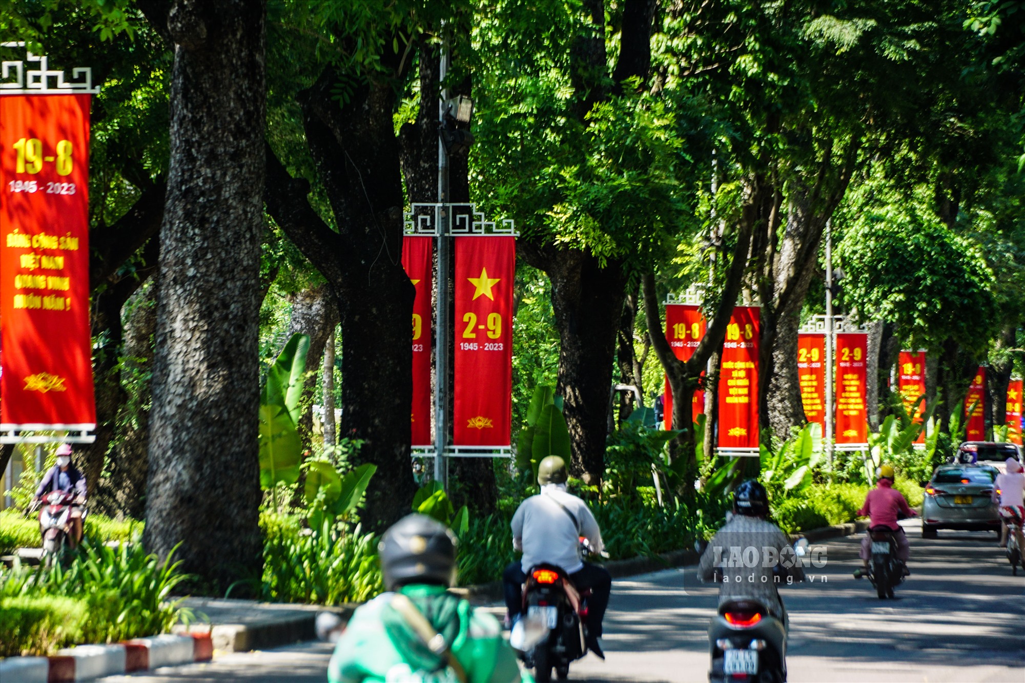 Tại nhiều tuyến phố gần trung tâm như Hoàng Diệu, Hùng Vương, Điện Biên Phủ... rực rỡ sắc đỏ của màu cờ, băng-rôn, khẩu hiệu, tranh cổ động.