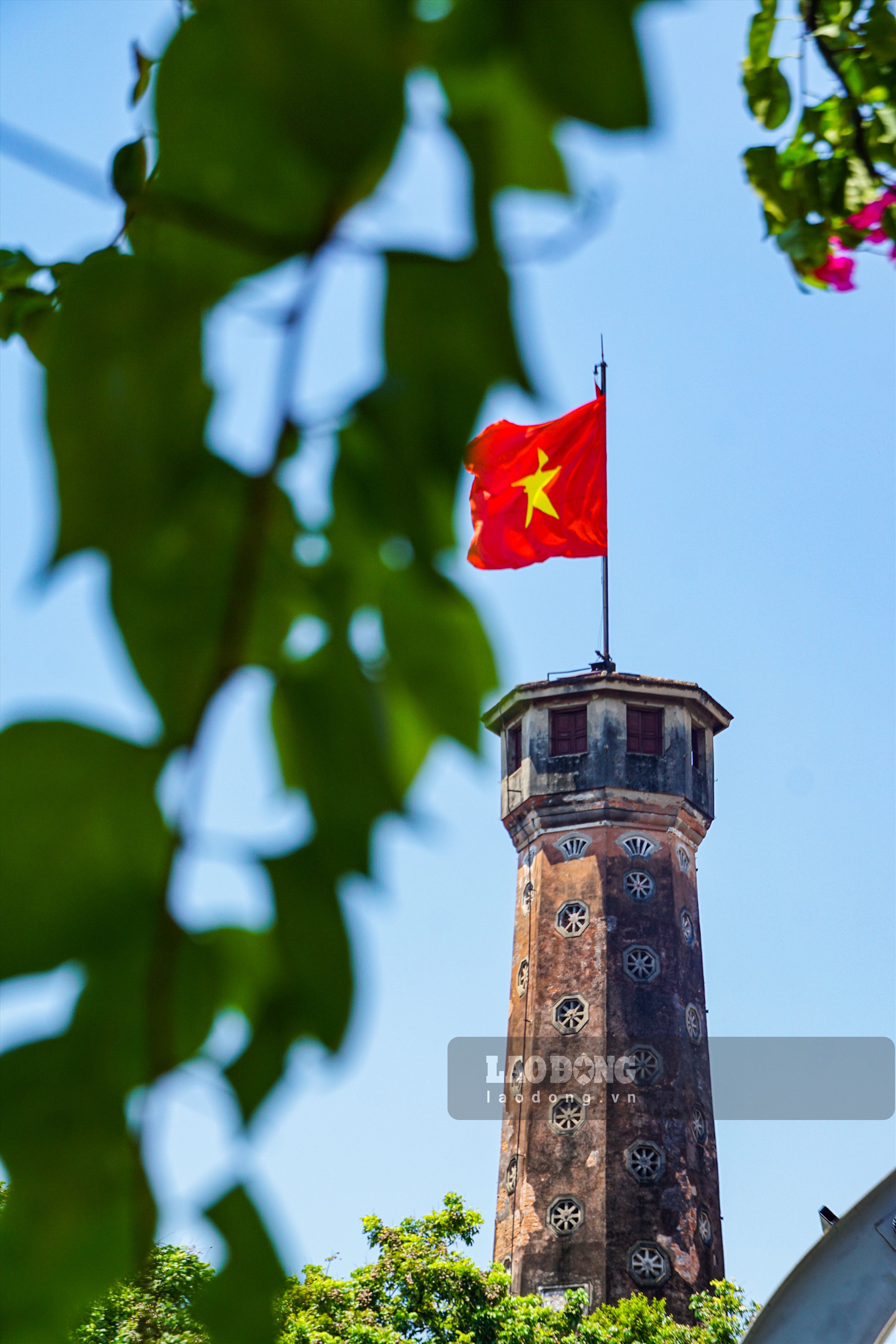 Lá cờ Tổ Quốc tung may trên Cột cờ Hà Nội. Đây là công trình đặc biệt nằm trong quần thể di tích Hoàng thành Thăng Long.