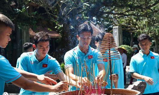 Cầu thủ U23 Việt Nam thắp hương tưởng niệm các Vua Hùng. Ảnh: VFF