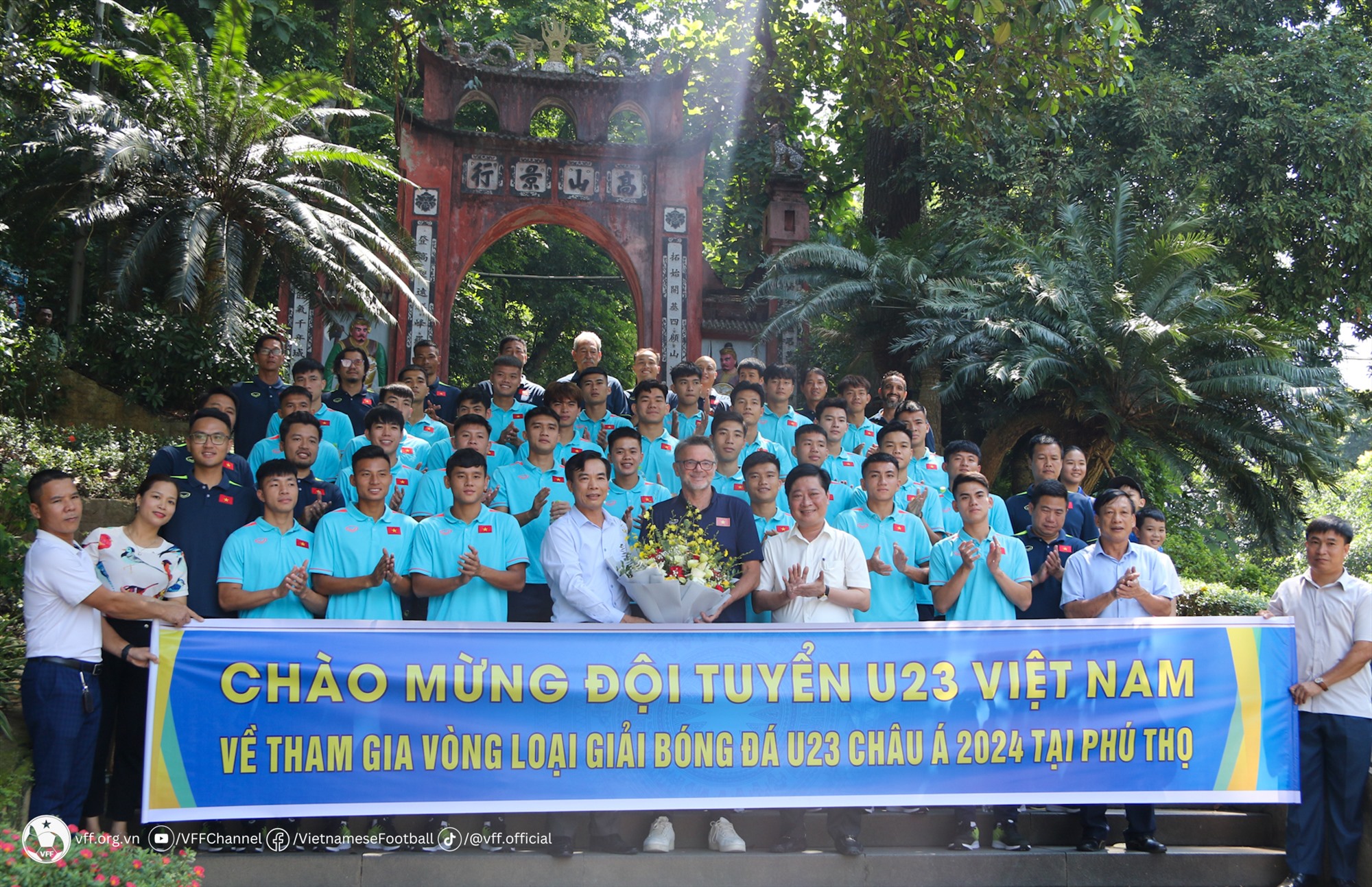 Lãnh đạo Sở Văn hoá - Thể thao và Du lịch tỉnh Phú Thọ tặng hoa chào mừng thầy trò huấn luyện viên Philippe Troussier. Ảnh: VFF 
