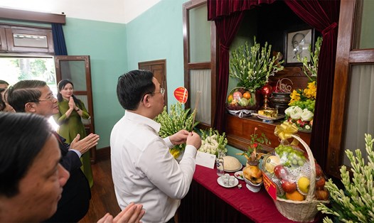 Chủ tịch Quốc hội Vương Đình Huệ dâng hương tưởng niệm Chủ tịch Hồ Chí Minh. Ảnh: Lâm Hiển