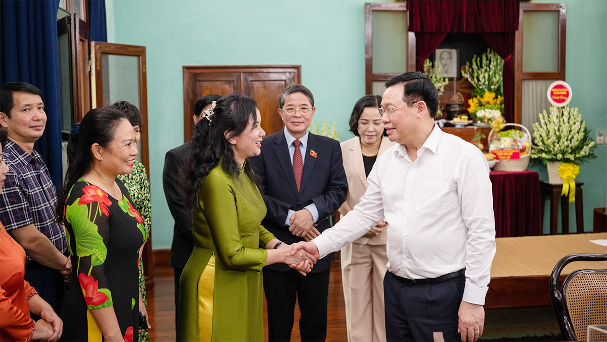 Chủ tịch Quốc hội Vương Đình Huệ nói chuyện với cán bộ, nhân viên Khu di tích Chủ tịch Hồ Chí Minh ở Phủ Chủ tịch. Ảnh: Lâm Hiển. 