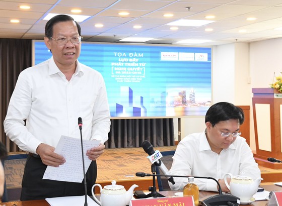 Chủ tịch UBND TPHCM Phan Văn Mãi cho biết thành phố sẽ khai thác quỹ đất dọc metro, vành đai, cao tốc để tạo nguồn vốn đầu tư.   Ảnh: Việt Dũng