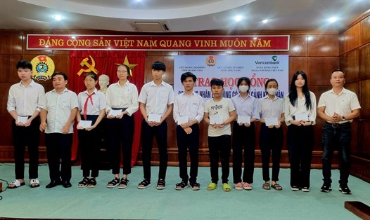 Lãnh đạo VP Miền Trung - Tây Nguyên (Báo Lao Động) cùng Công đoàn Quảng Nam trao học bổng cho con em đoàn viên, NLĐ vượt khó học giỏi. Ảnh Hoàng Bin
