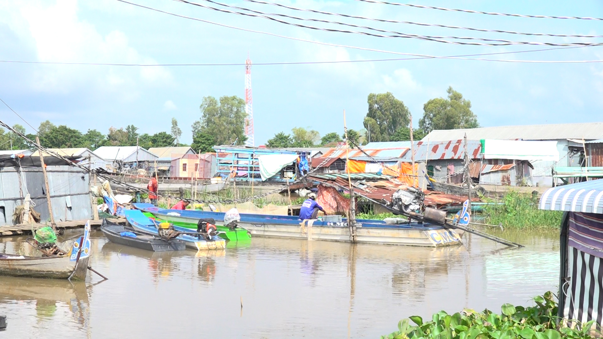 Người dân sinh sống ở dưới sông (thuộc địa bàn xã Khánh An) ven biên giới giữa Việt Nam và Campuchia. Ảnh: Thành Nhân