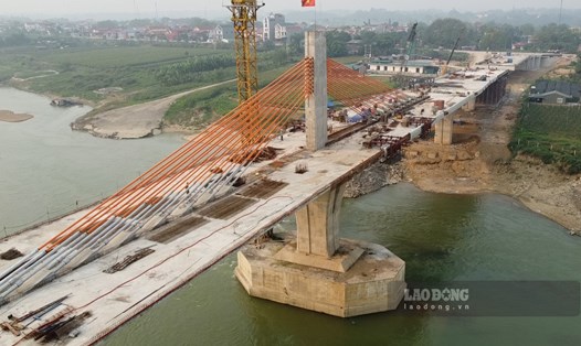Dự án giao thông cầu Vĩnh Phú giữa hai tỉnh Vĩnh Phúc và Phú Thọ. Ảnh: Tô Công