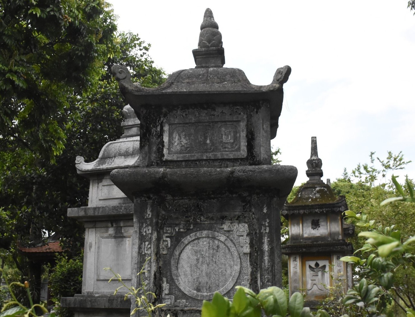 Các ngôi tháp ở chùa Muống chủ yếu là tháp đá thời Lê và thời Nguyễn. Trên nhiều ngôi tháp còn lưu giữ nét kiến trúc độc đáo với hàng chữ cổ, hoa văn chủ yếu là hình tượng hoa sen, đám mây. 