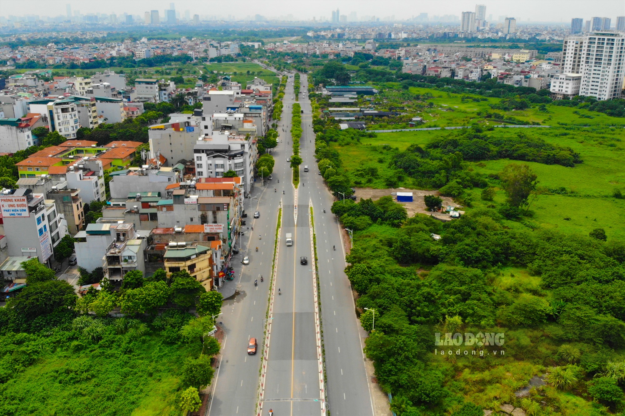 Đến nay, trên địa bàn TP. Hà Nội đang có tổng cộng 4 hầm chui đã đưa vào sử dụng và một hầm chui đang xây dựng. Cụ thể, 4 hầm chui đã đưa vào sử dụng tại 4 nút giao thông lớn gồm: Kim Liên, Trung Hòa, Thanh Xuân, Lê Văn Lương. Việc xúc tiến xây dựng thêm hầm chui tại các điểm thường xuyên xảy ra tình trạng ùn tắc giao thông sẽ góp phần đồng bộ cơ sở hạ tầng giao thông, giúp người dân và phương tiện di chuyển thuận lợi và đặc biệt là hạn chế tối đa tình trạng ùn ứ phương tiện vào giờ cao điểm hay ngập úng khi trời mưa tại các điểm này.