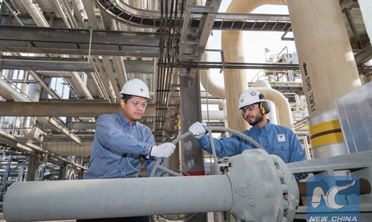 Kỹ sư của Sinopec (trái) và đồng nghiệp người Saudi Arabia tại nhà máy lọc dầu Yanbu Aramco Sinopec, ở Saudi Arabia, tháng 7.2018. Ảnh: Xinhua