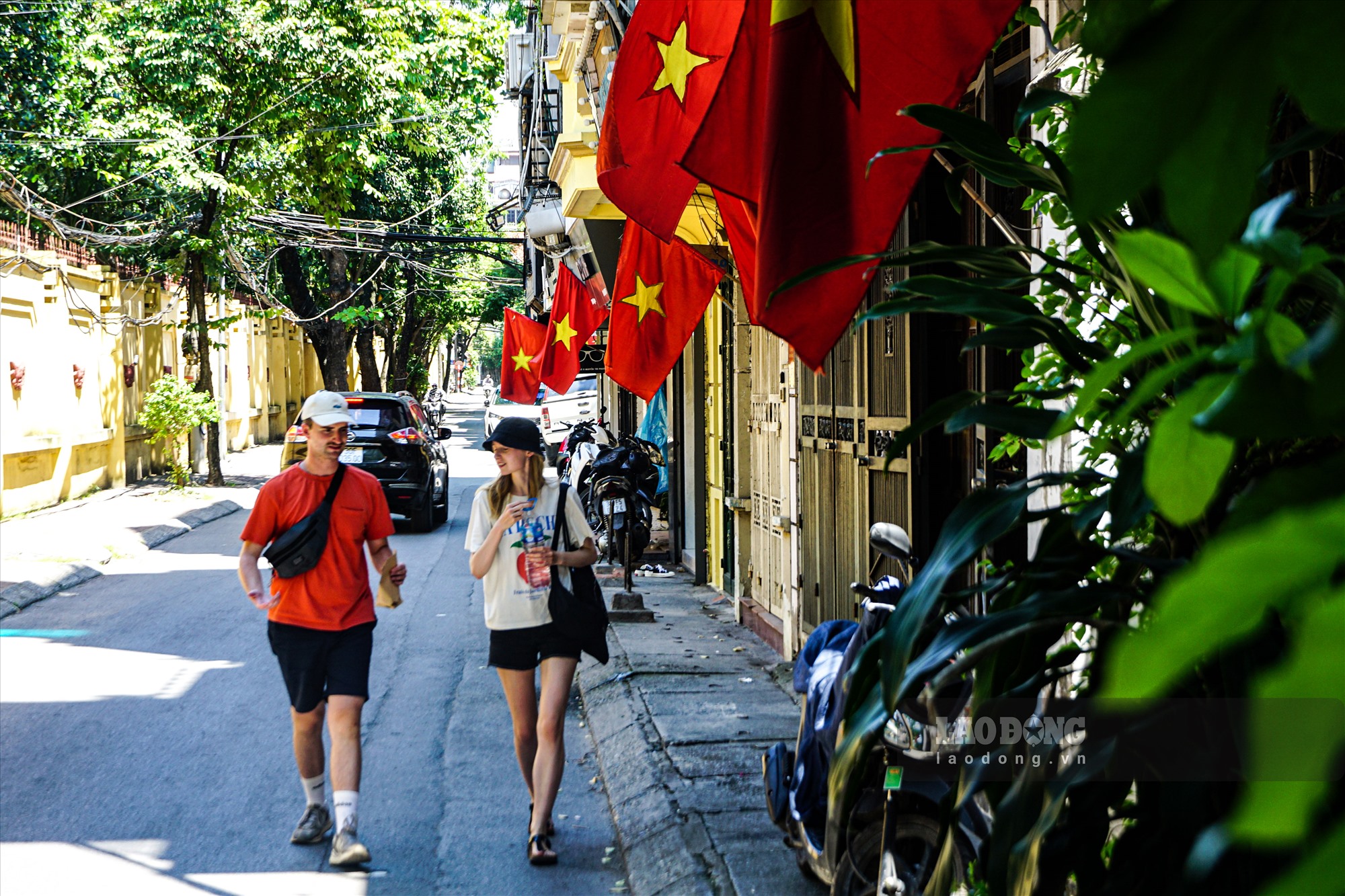 Mọi nẻo đường, ngõ phố Thủ đô Hà Nội được trang hoàng cờ hoa mừng ngày lễ Quốc khánh 2.9.  