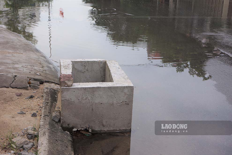 Miệng cống thoát nước tại một số vị trí khu 6, phường Yết Kiêu đã được làm cao để chuẩn bị cho việc bù lún nền phòng chống ngập lụt do nước biển dâng. Ảnh chụp ngày 30.8.2023