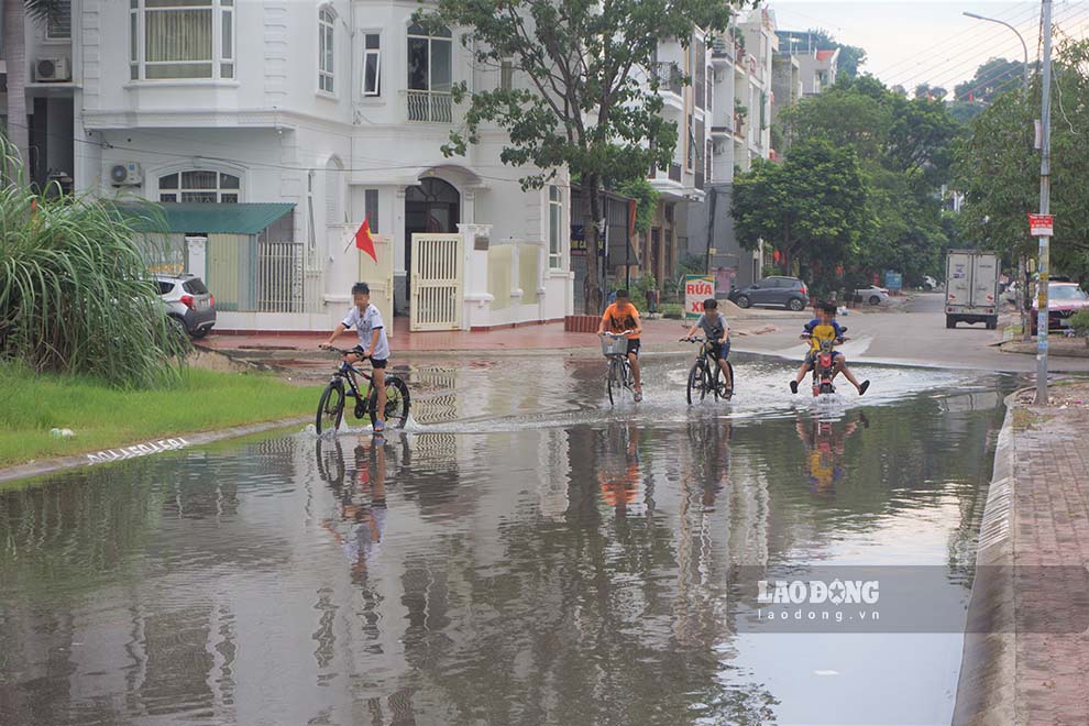Trong 3 ngày 29,30,31.8.2023 nước biển dâng đã gây ngập lụt 1 số tuyến đường tại tổ 6, khu 6, phường Yết Kiêu. 