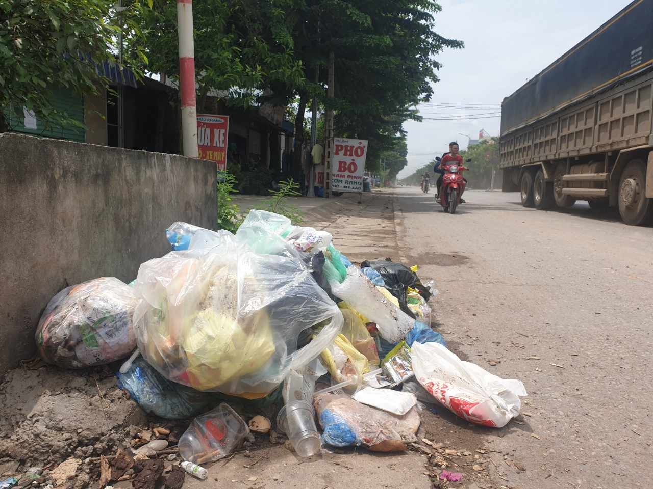 Lò đốt rác chưa được xử lý TP. Yên ngập trong rác thải. Ảnh: Minh Hạnh