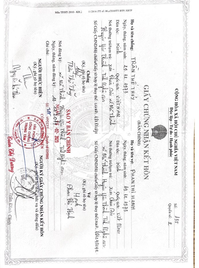 Giấy chứng nhận đăng ký kết hôn giữa anh Thủy và chị Hạnh năm 2011. Ảnh: Quang Đại