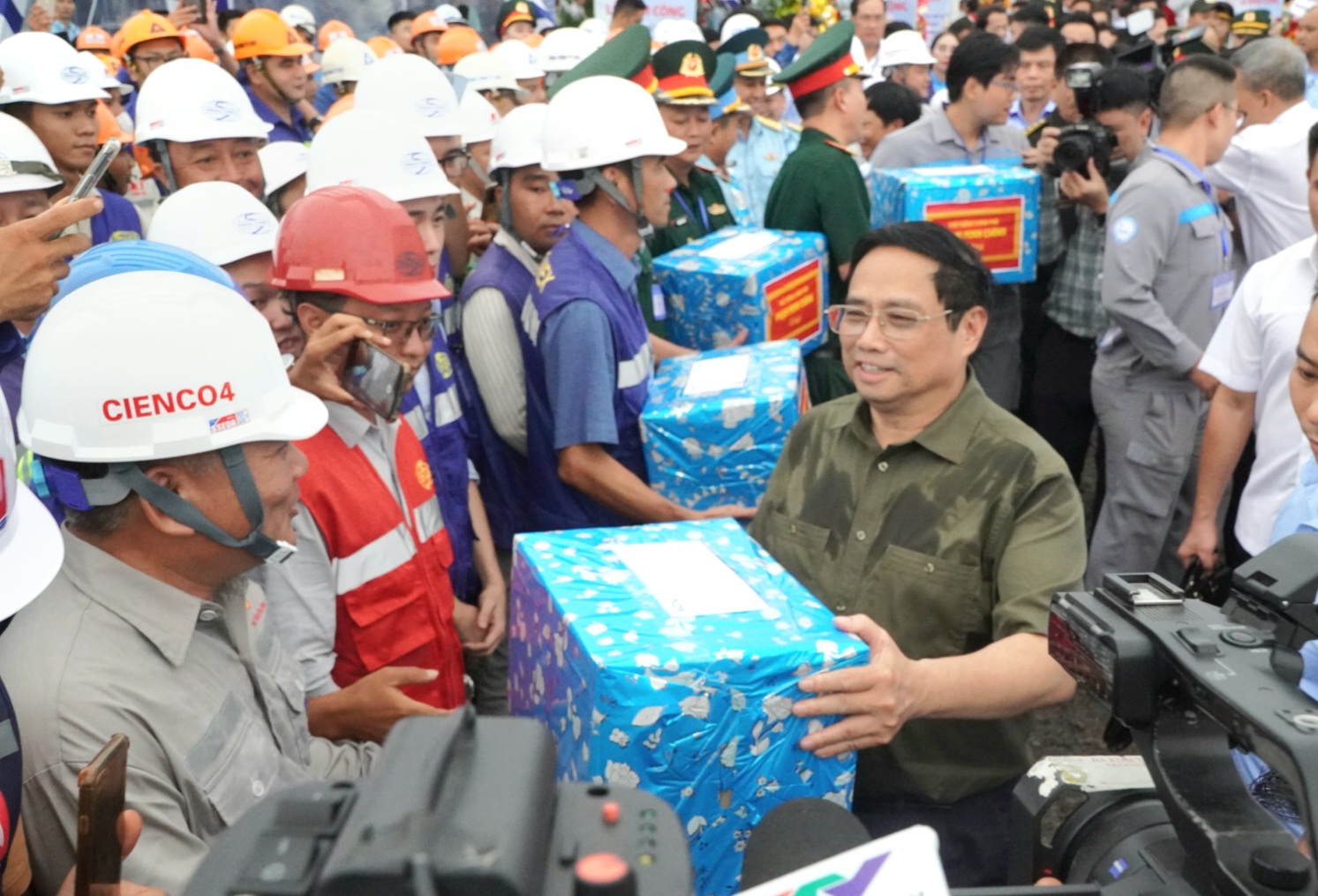 Thủ tướng Phạm Minh Chính tặng quà cho cán bộ, công nhân thi công gói thầu 5.10 và gói thầu 4.6. Ảnh: Chiến Phúc