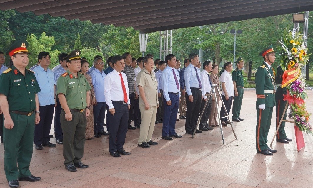 Lãnh đạo tỉnh Quảng Trị dâng hoa lên các anh hùng liệt sĩ. Ảnh: Tiến Nhất.