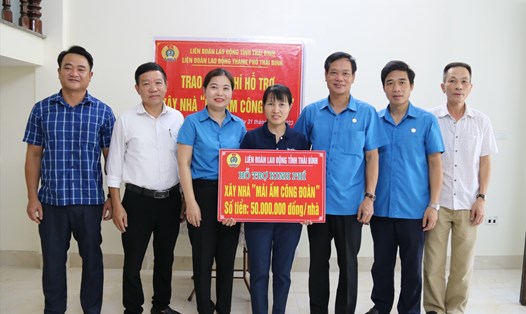 Trao kinh phí và quà động viên gia đình đoàn viên Trần Thị Nguyên. Ảnh: Bá Mạnh