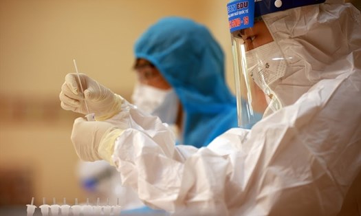Nhân viên y tế tại một cơ sở y tế của Việt Nam lấy mẫu xét nghiệm. Ảnh minh hoạ