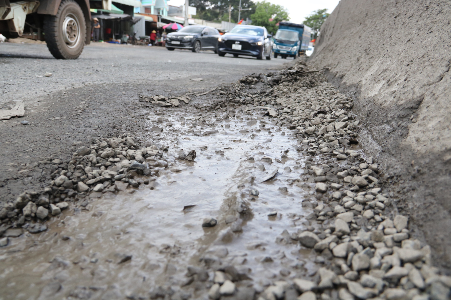 Đoạn khoảng 100m qua ấp Bình Tiến, xã An Bình, huyện Phú Giáo là bị nghiêm trọng nhất. Mặt đường đã biến dạng lồi lõm, bong tróc nhựa.
