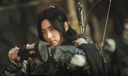 Lee Joon Gi được khen về tạo hình cổ trang trong phim  “Biên niên sử Arthdal 2”. Ảnh: Nhà sản xuất