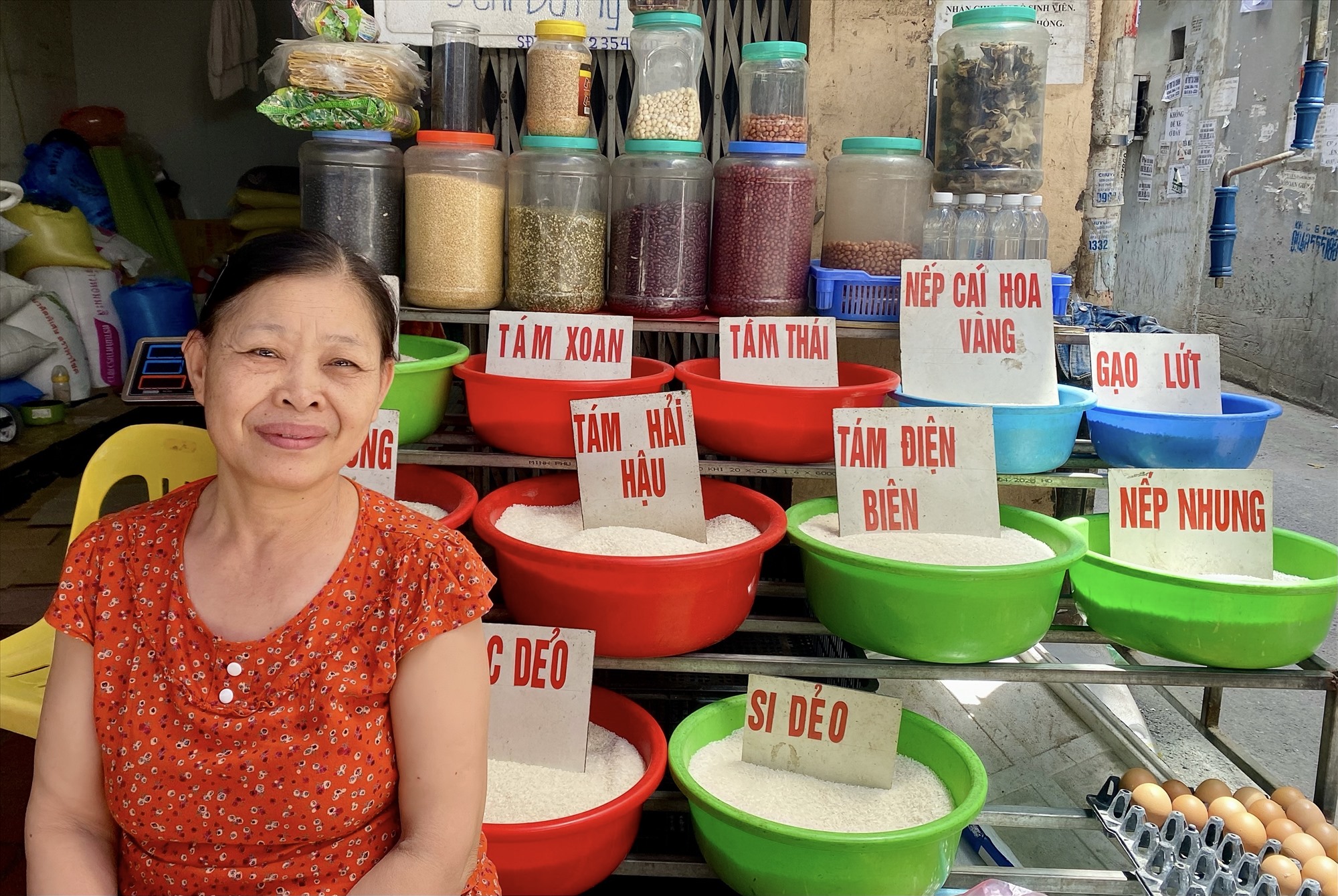 Một số cửa hàng kinh doanh nhỏ lẻ vẫn đang duy trì giá gạo ổn định. Trong ảnh là cửa hàng bà Ngô Thị Thanh, tại quận Nam Từ Liêm - Hà Nội. Ảnh: Thùy Linh 