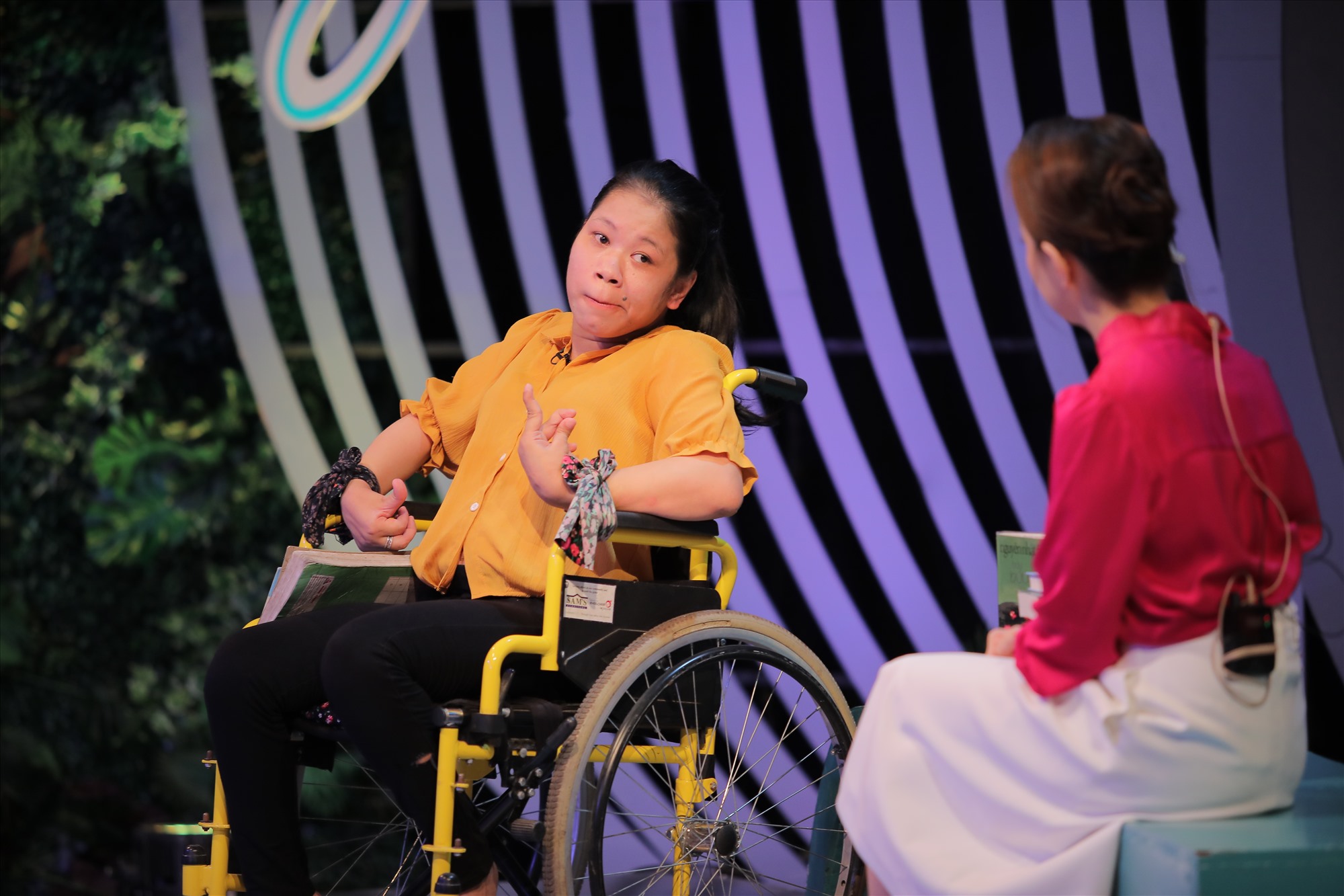 Cô gái bại não Nguyễn Lan Hương tham gia chương trình "Trạm yêu thương". Ảnh: VTV