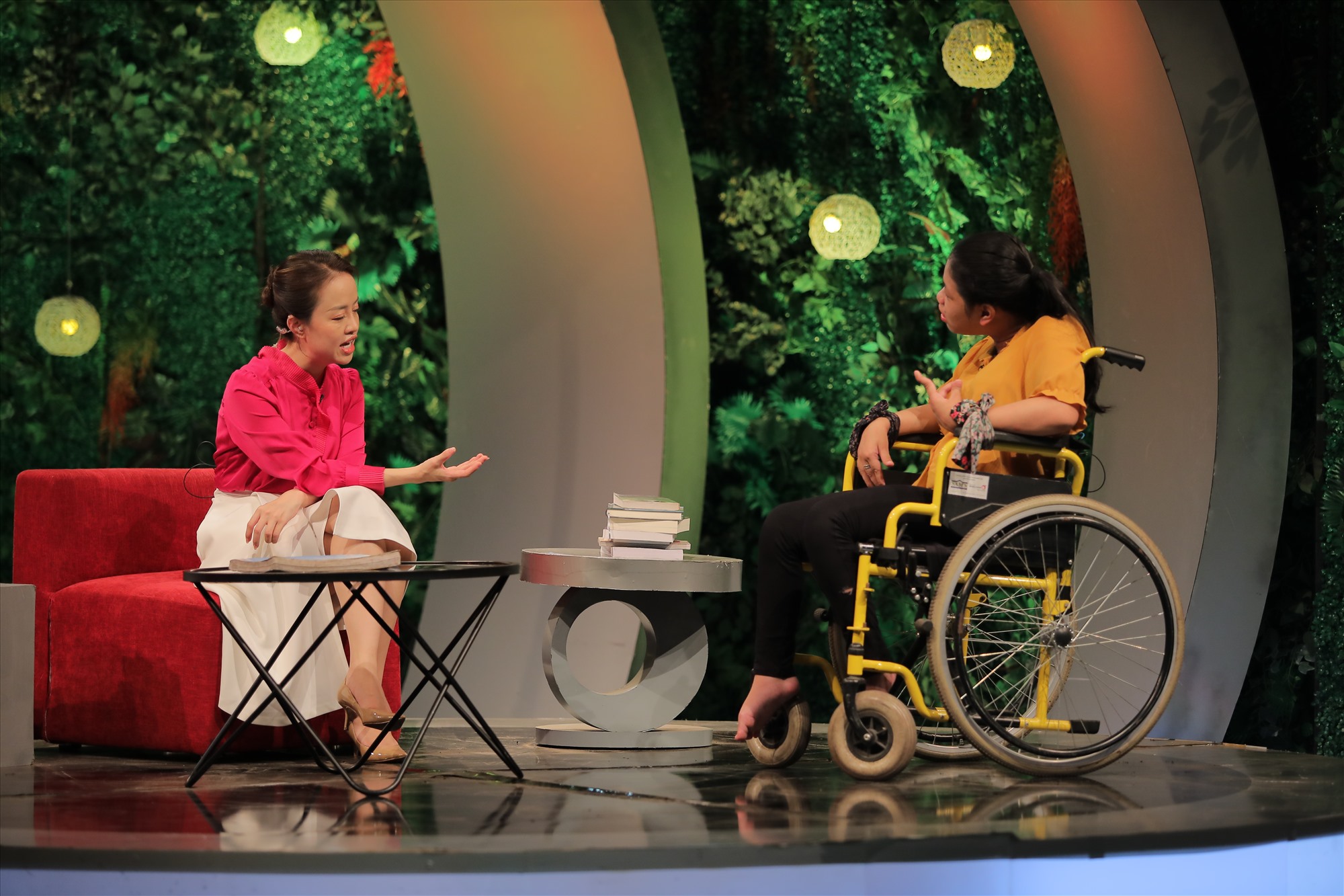Nghị lực của cô gái Nguyễn Lan Hương khiến khán giả xem chương trình không khỏi xúc động. Ảnh: VTV 