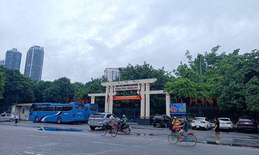 Dù nằm trong trung tâm nội đô, thế nhưng nhiều công viên tại TP Hà Nội vẫn thiếu bãi gửi xe. Ảnh: Thu Giang