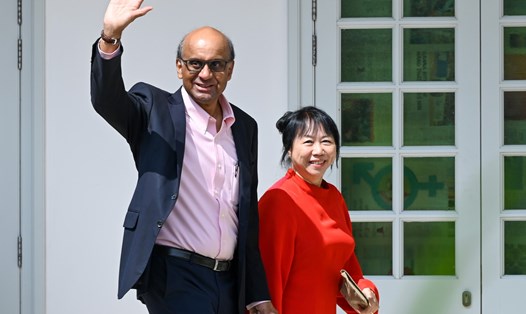 Ứng cử viên Tổng thống Singapore Tharman Shanmugaratnam (trái). Ảnh: AFP