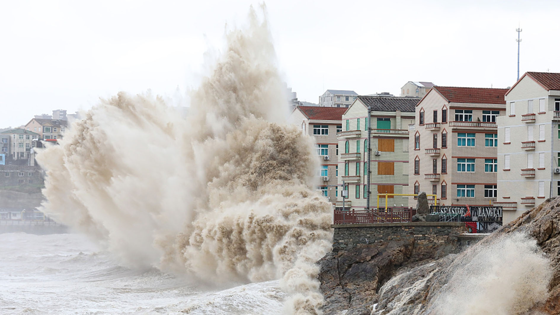 Bão Khanun gây sóng lớn ở các khu vực ven biển phía đông tỉnh Chiết Giang, Trung Quốc, khiến người dân phải thực hiện các biện pháp phòng chống thiên tai sớm. Ảnh: CGTN