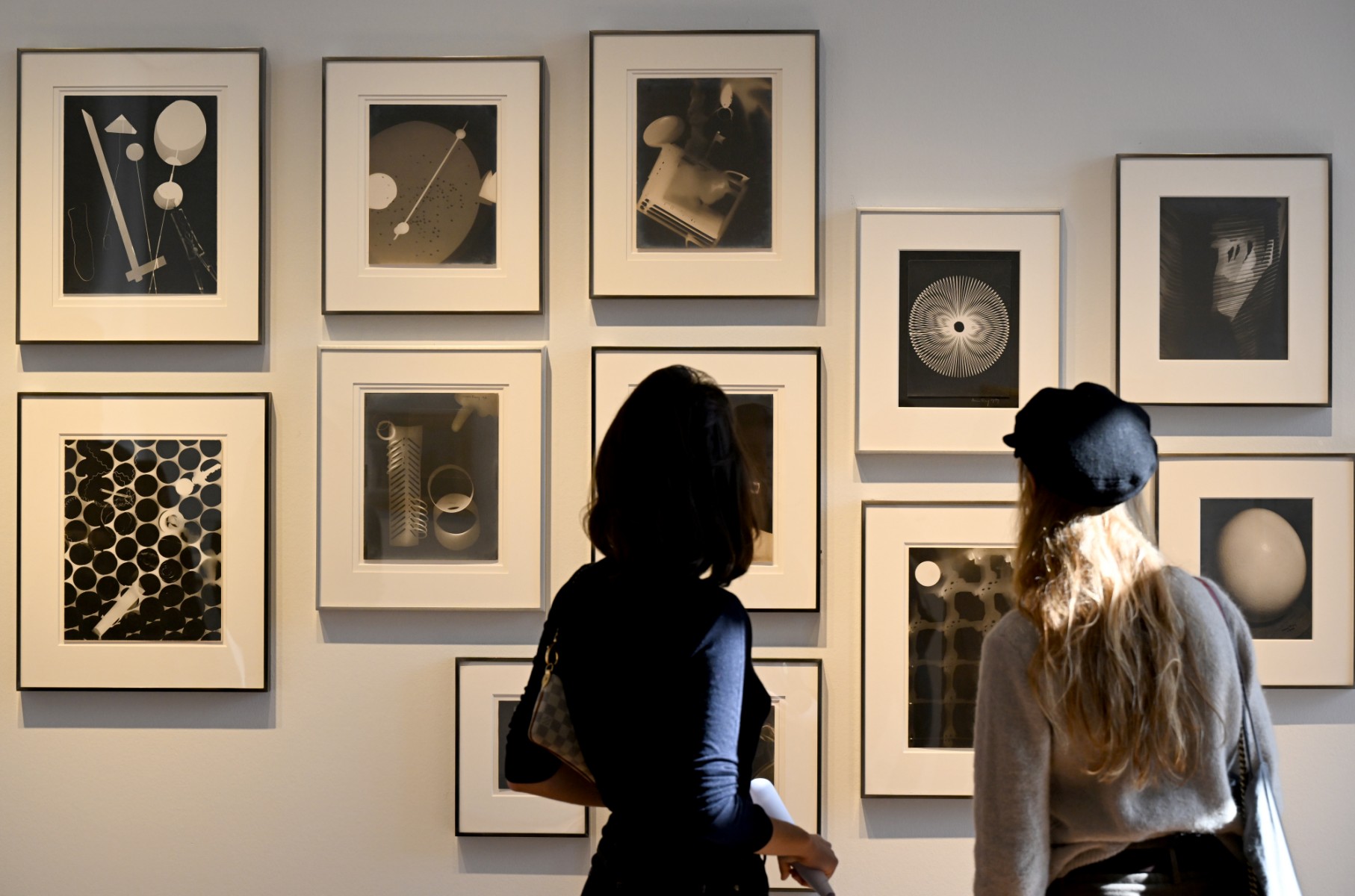 Du khách xem ảnh in của nghệ sĩ thị giác người Mỹ Man Ray tại Paris, Pháp năm 2022. Ảnh: AFP